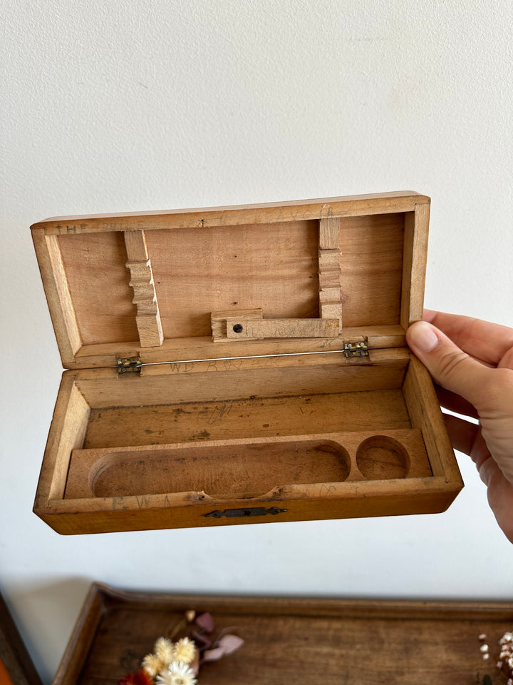 Boite en bois d'écolier avec décoration en métal années 30