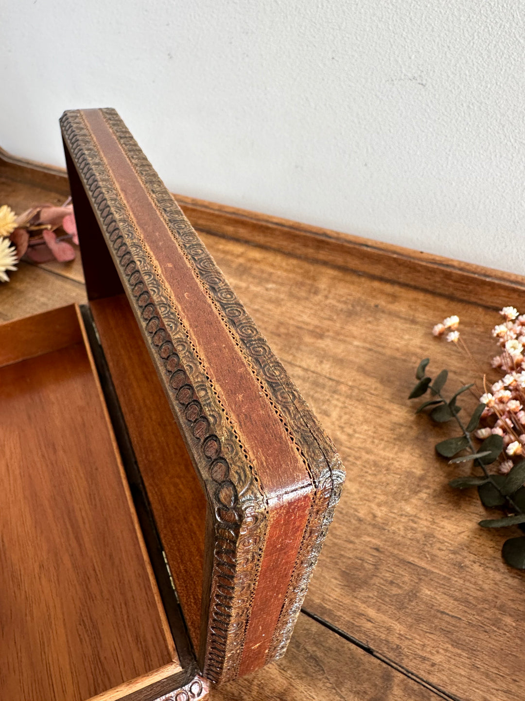 Boite rectangulaire en bois sculpté