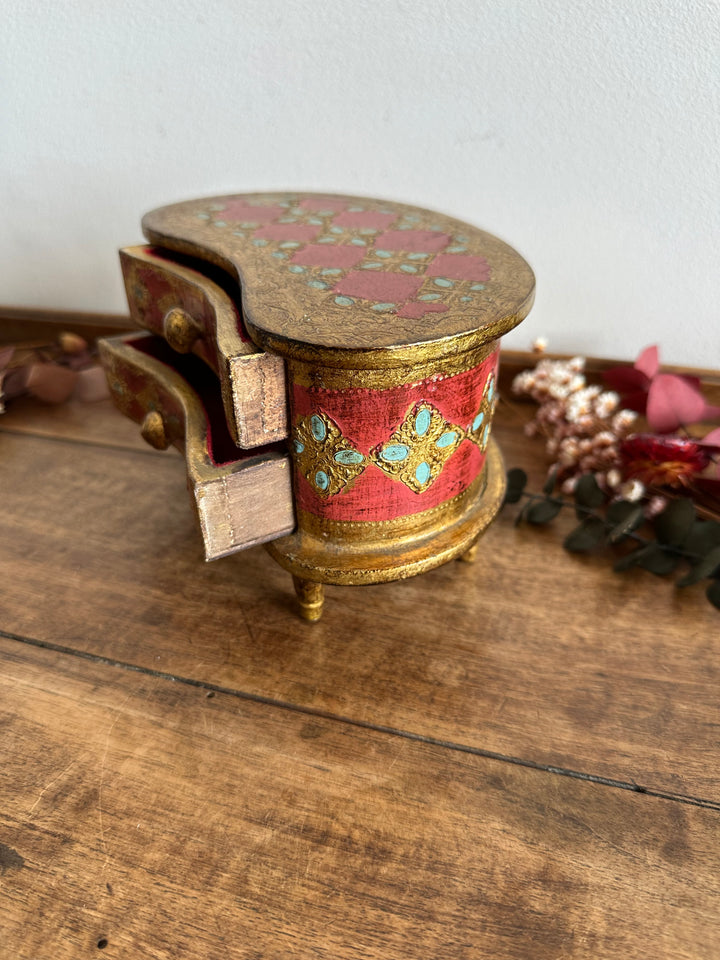 Coffre en demi lune style florentin rouge et or