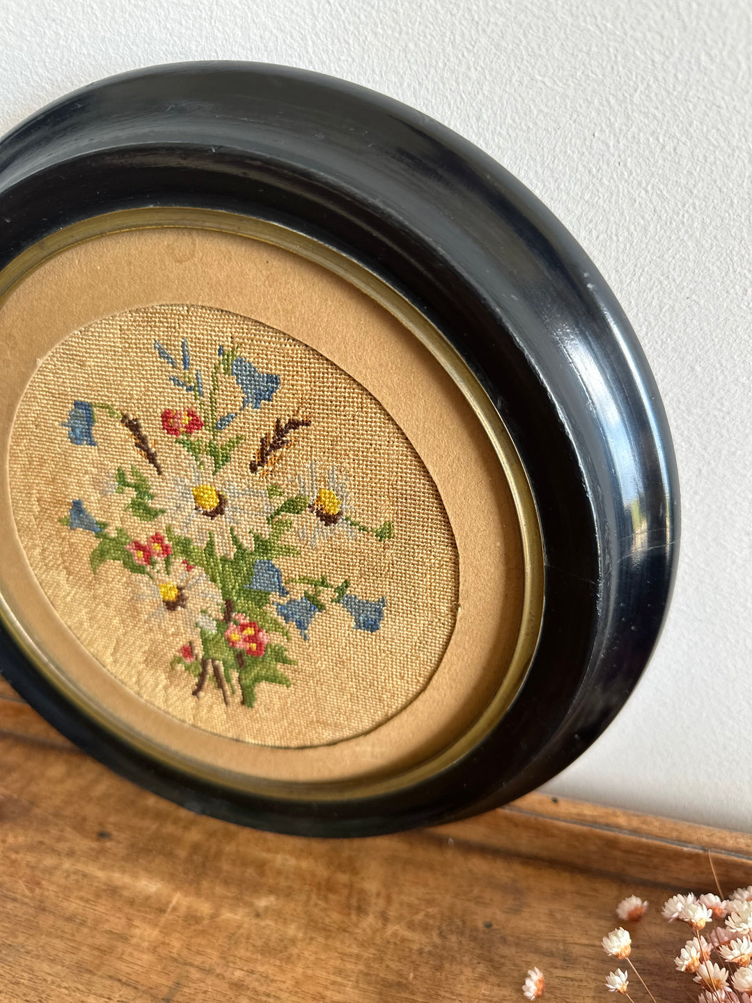 Broderie florale 19ème cadre en bois rond foncé