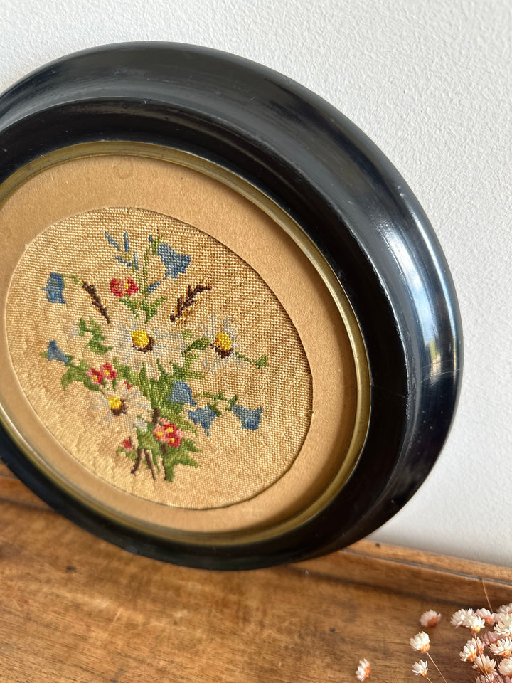 Broderie florale 19ème cadre en bois rond foncé