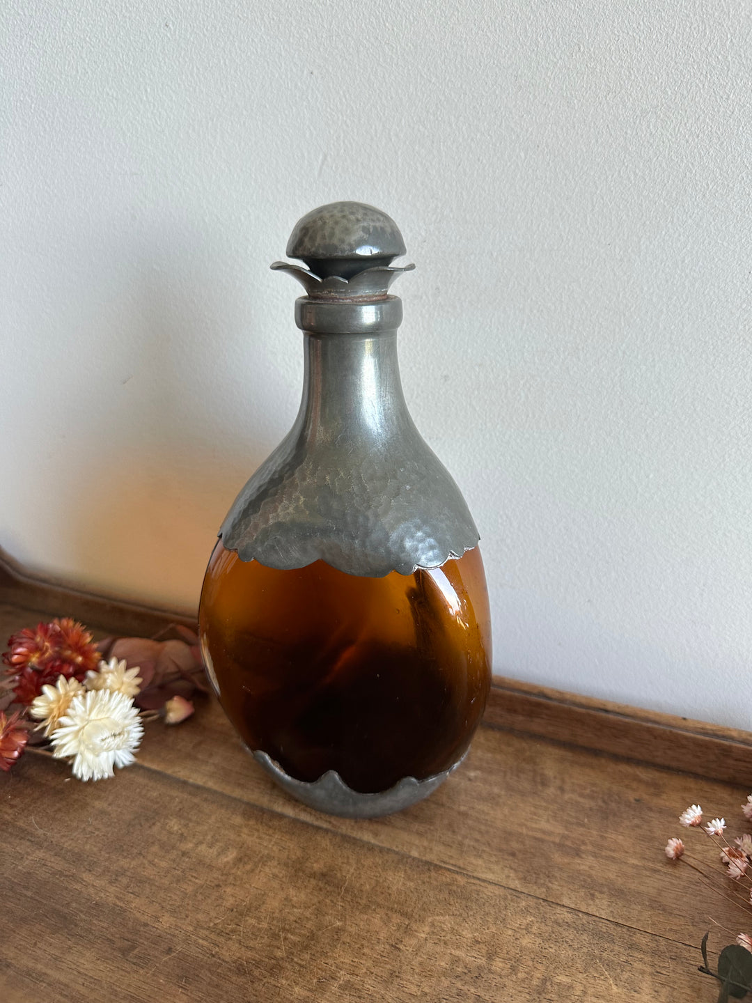 Bouteille en verre ambré décorée d'étain