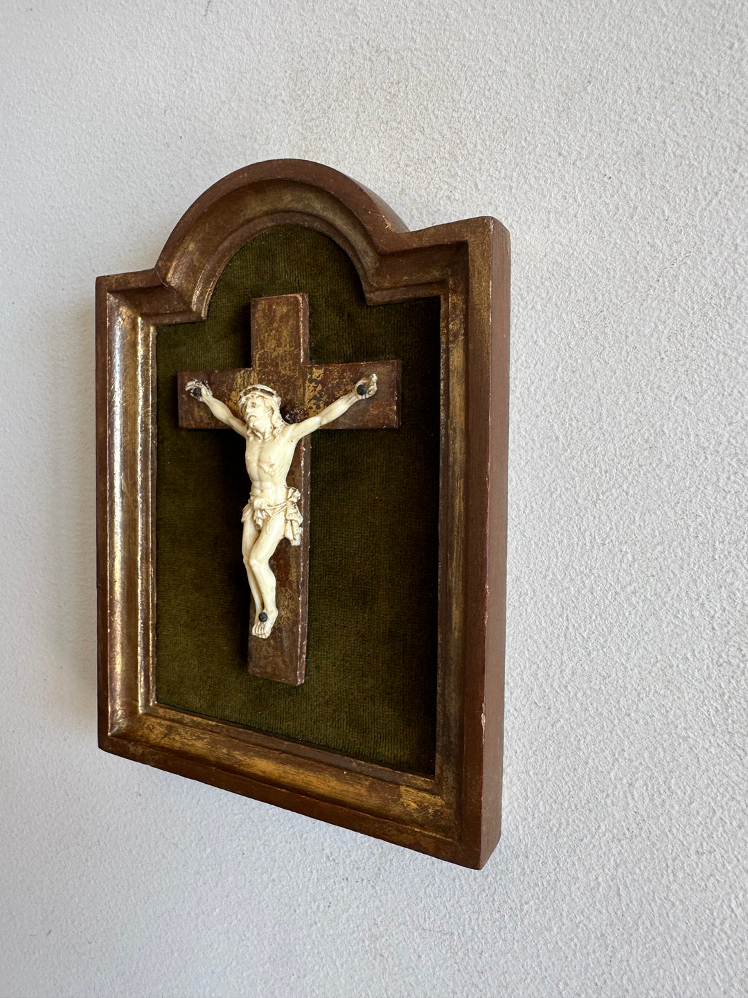 Crucifix en bois doré encadrement mordoré années 30