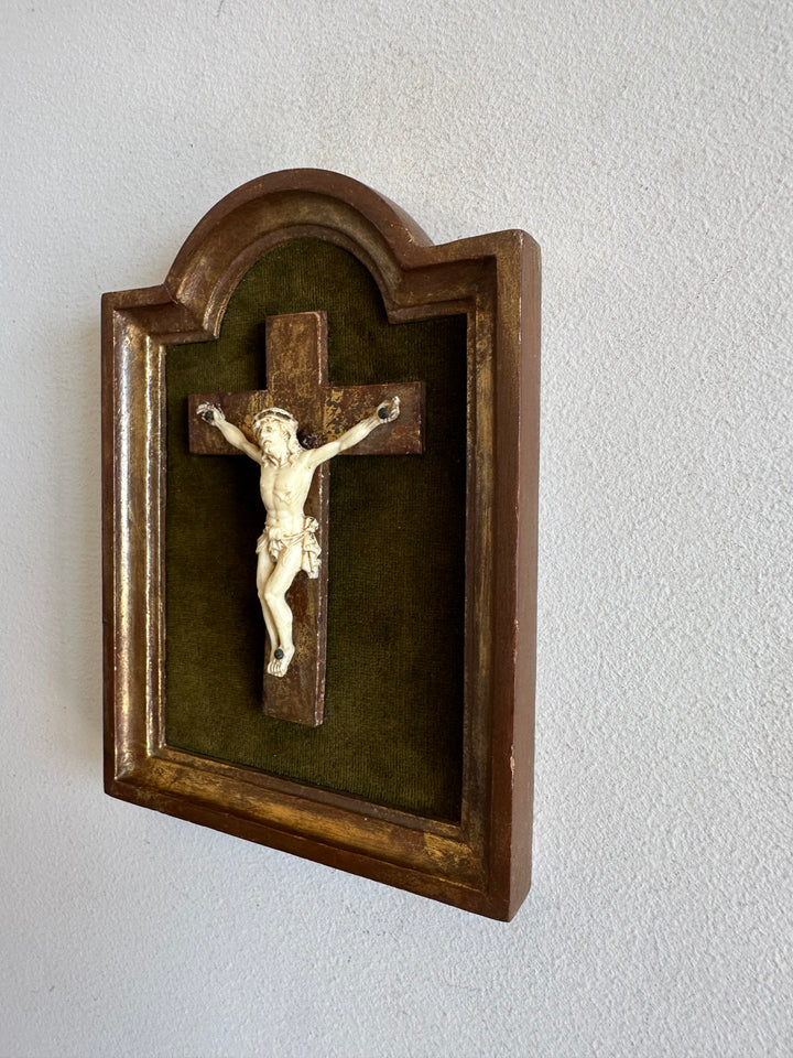 Crucifix en bois doré encadrement mordoré années 30