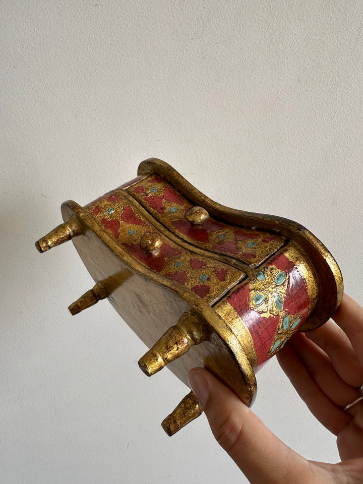 Coffre en demi lune style florentin rouge et or