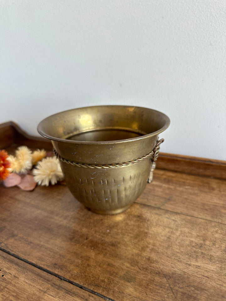 Pot en laiton orné d'un noeud en corde