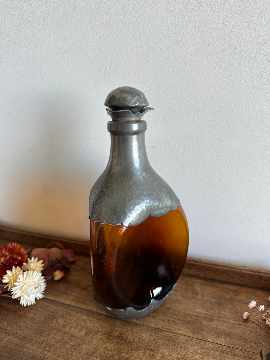 Bouteille en verre ambré décorée d'étain