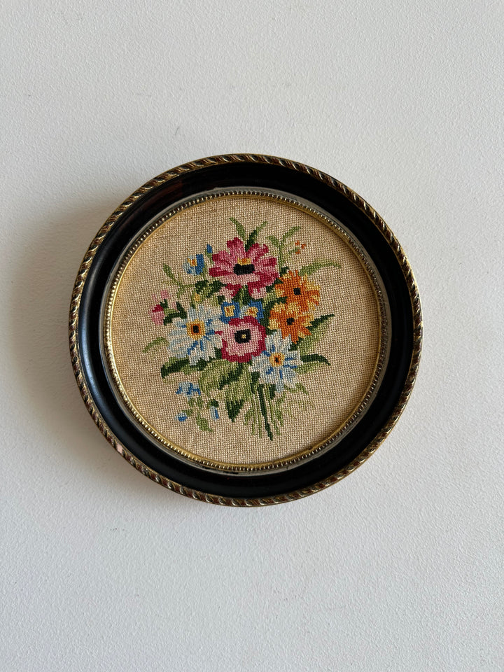 Broderie ronde cerclée de gris bleuté bouquet de fleurs printanier