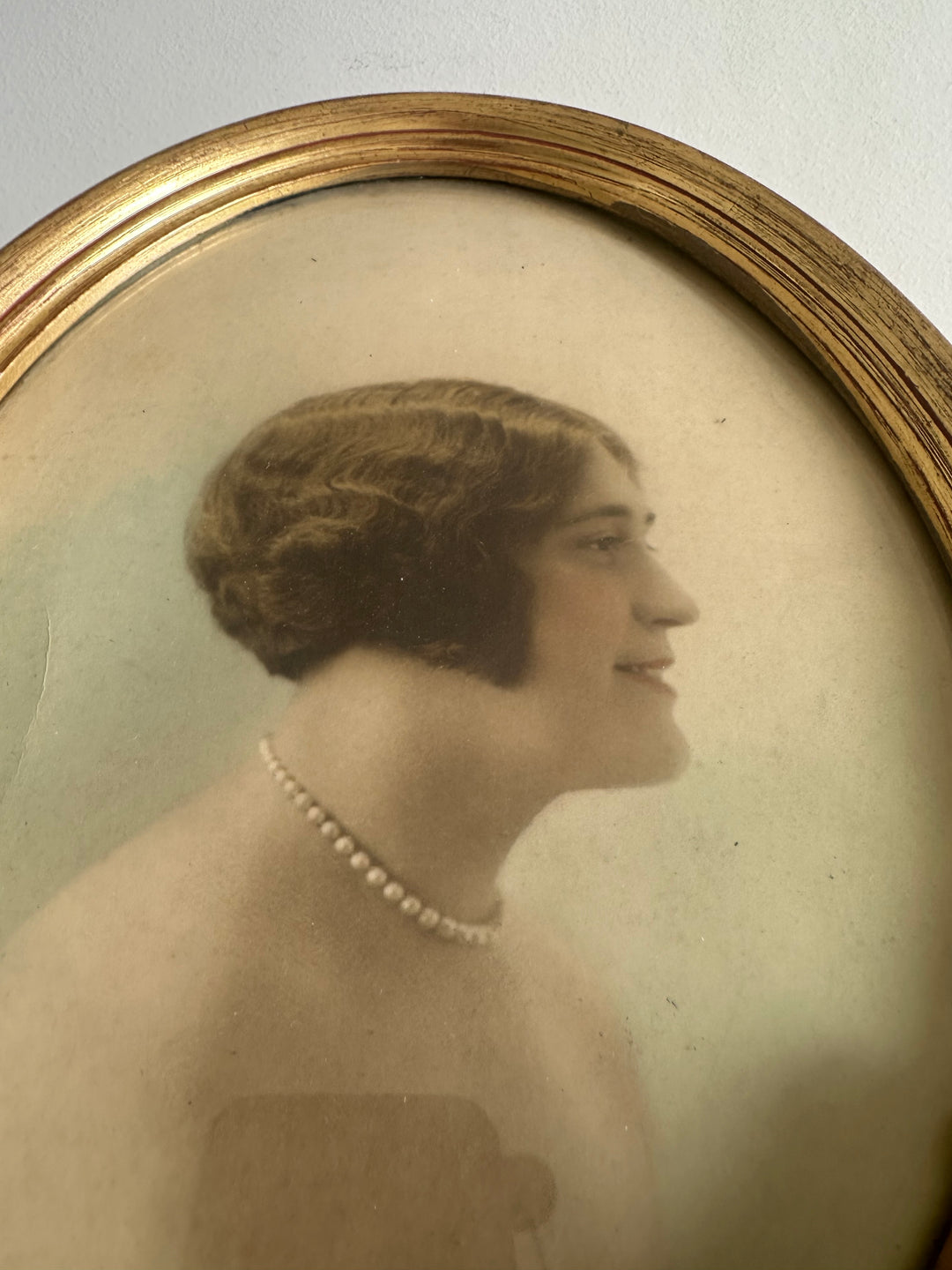 Portrait jeune femme de profile collier de perle 1920