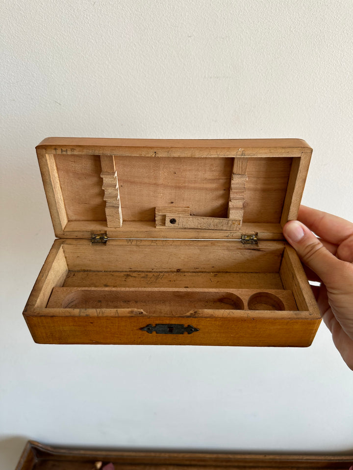 Boite en bois d'écolier avec décoration en métal années 30
