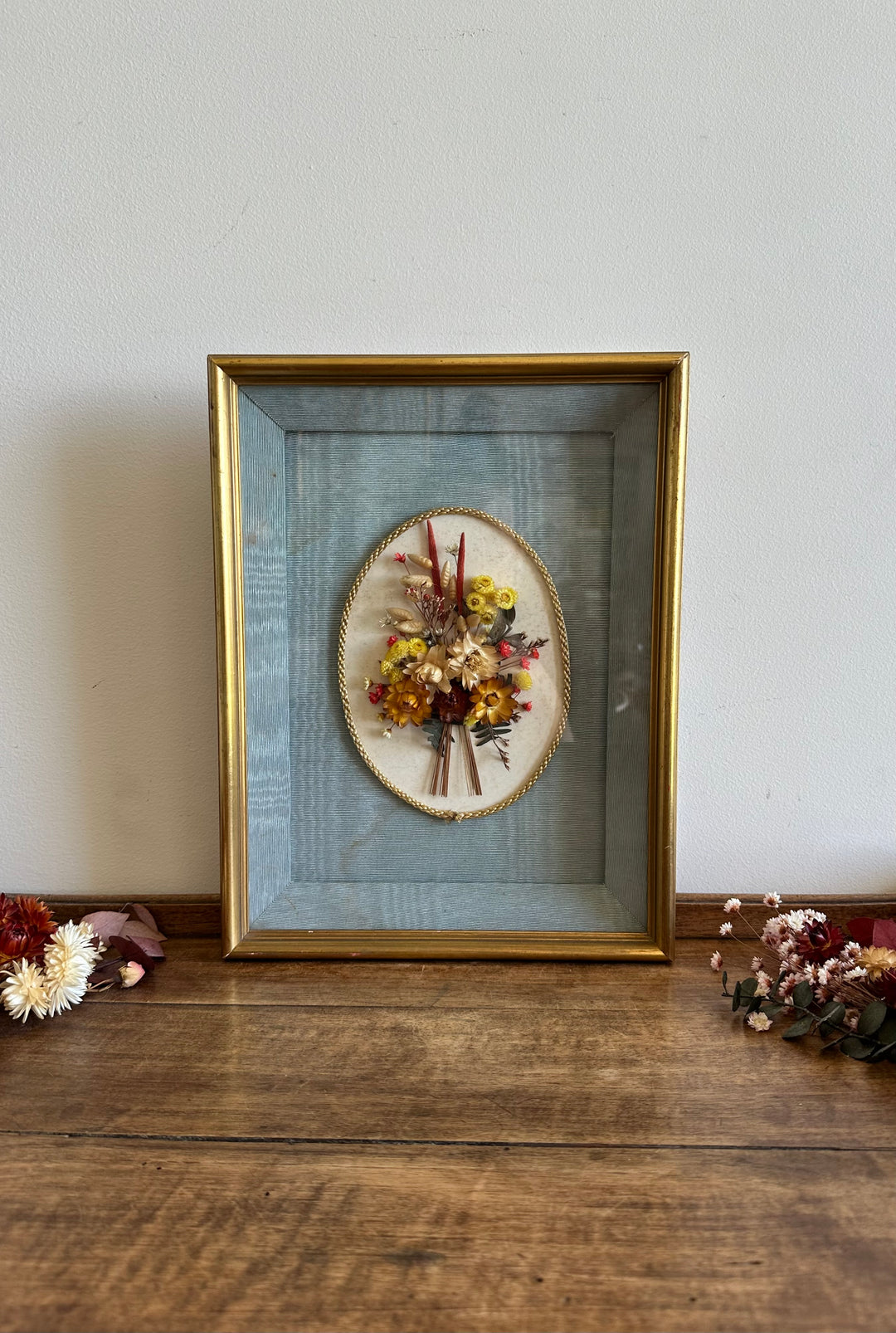Fleurs séchées fond bleu cadre en bois rectangulaire