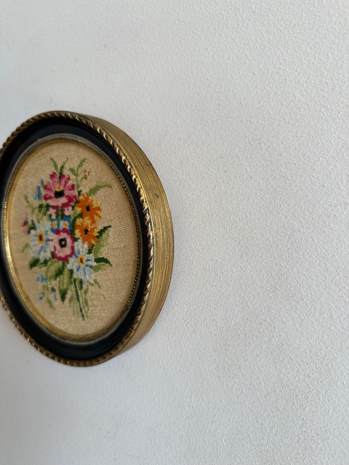 Broderie ronde cerclée de gris bleuté bouquet de fleurs printanier