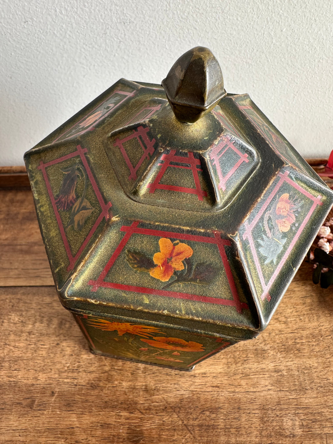 Boite en métal très ancienne motifs fleuris