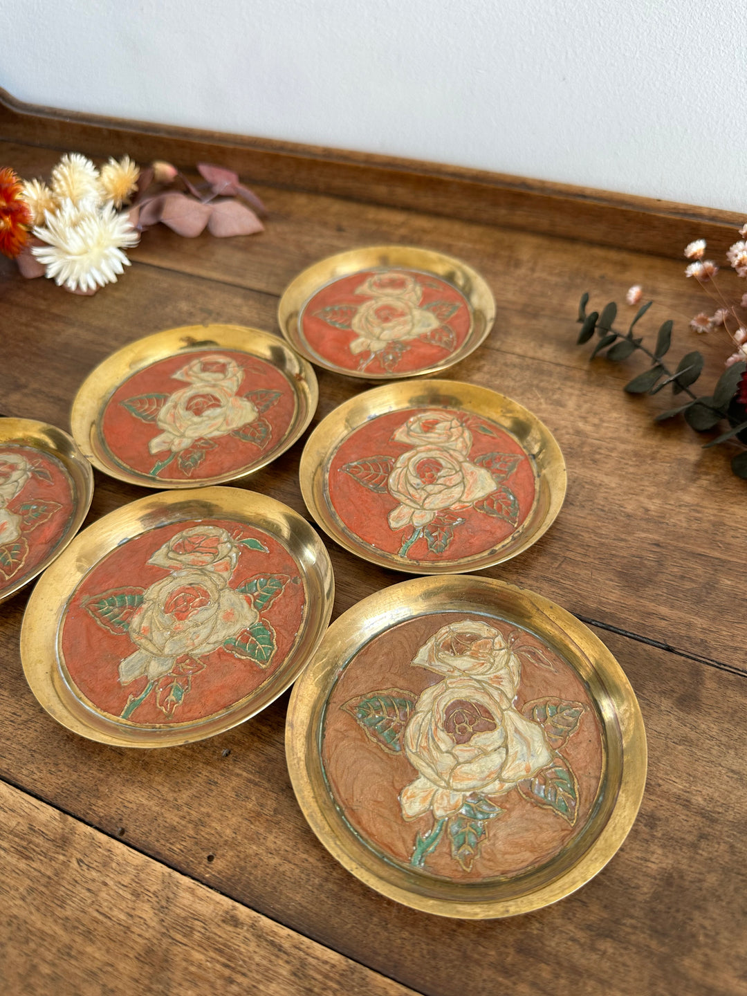 Coupelles en laiton émaillé tons orangés motifs roses blanches
