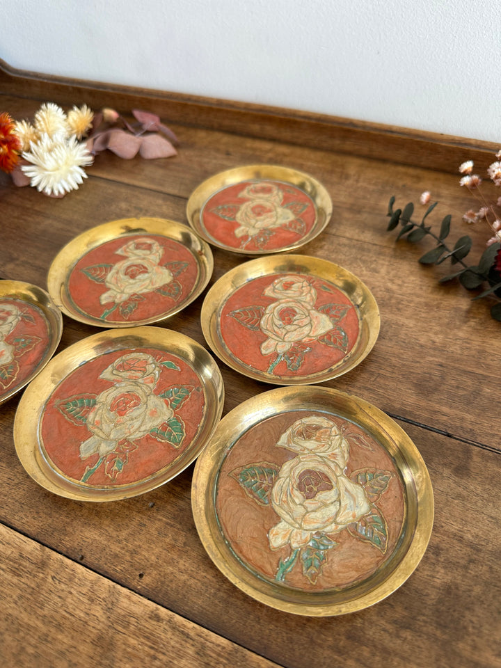 Coupelles en laiton émaillé tons orangés motifs roses blanches