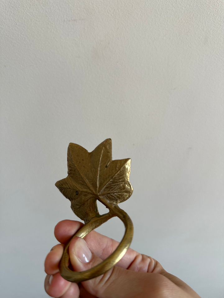 Ronds de serviettes en laiton doré motifs feuilles de chêne