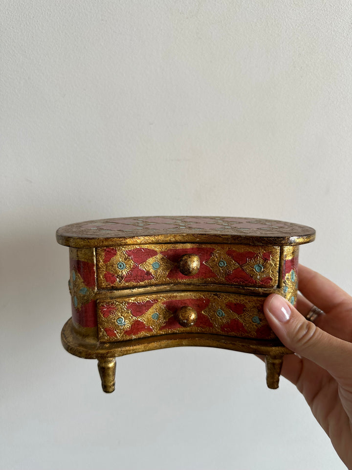 Coffre en demi lune style florentin rouge et or