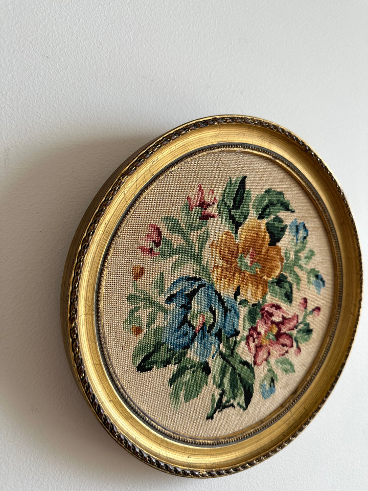 Broderies anciennes encadrées rondes