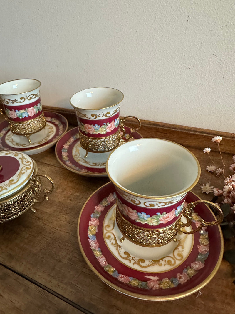 Tasses à café en porcelaine Décor de Paris armature en métal doré années 50