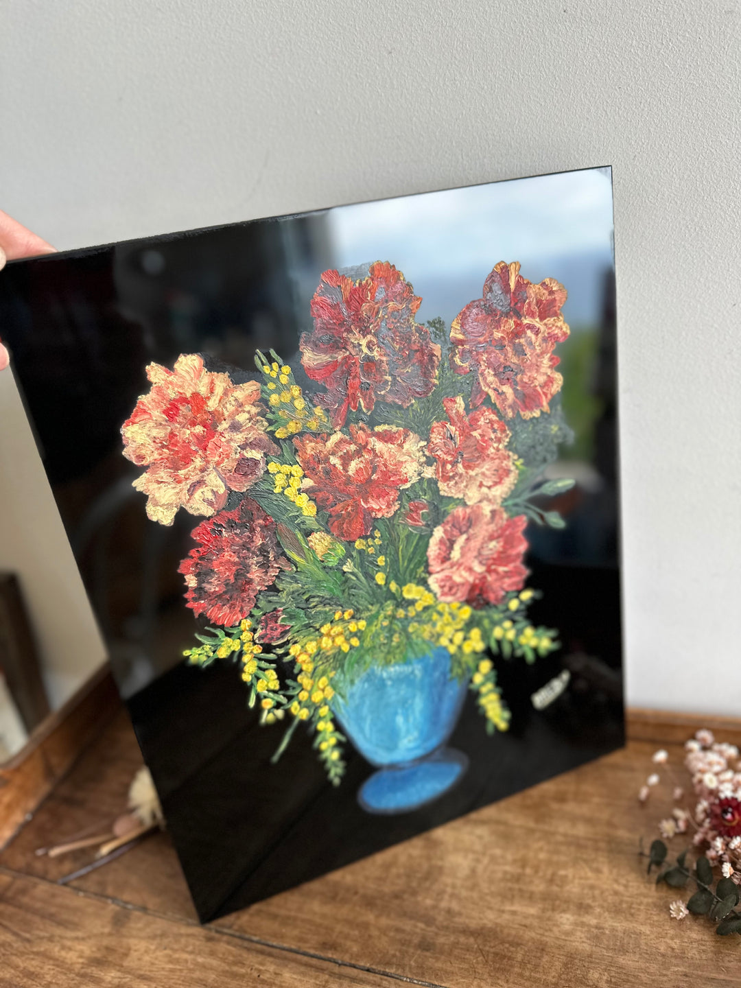 Peinture bouquet de fleurs signée sur plaque de céramique vitrée noire
