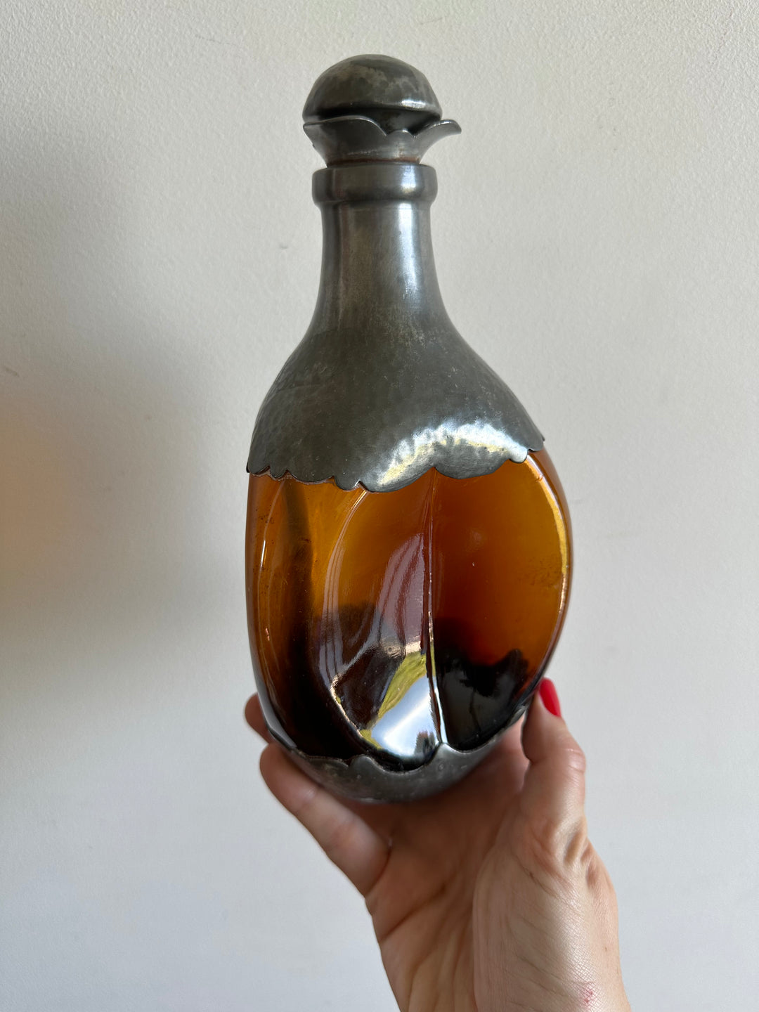 Bouteille en verre ambré décorée d'étain