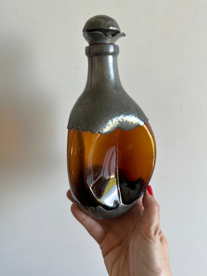Bouteille en verre ambré décorée d'étain