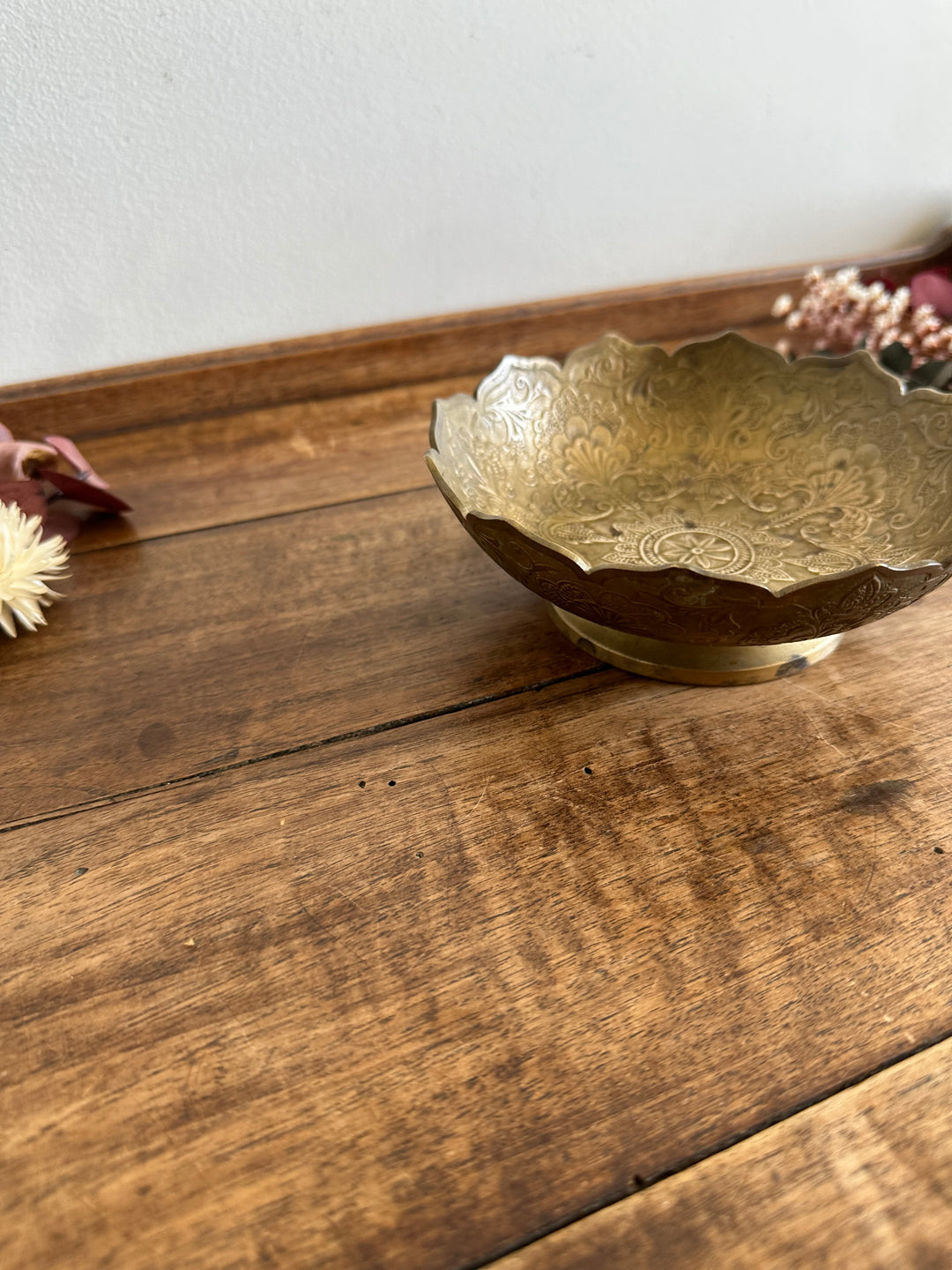 Vide poche en laiton orné de décorations florales