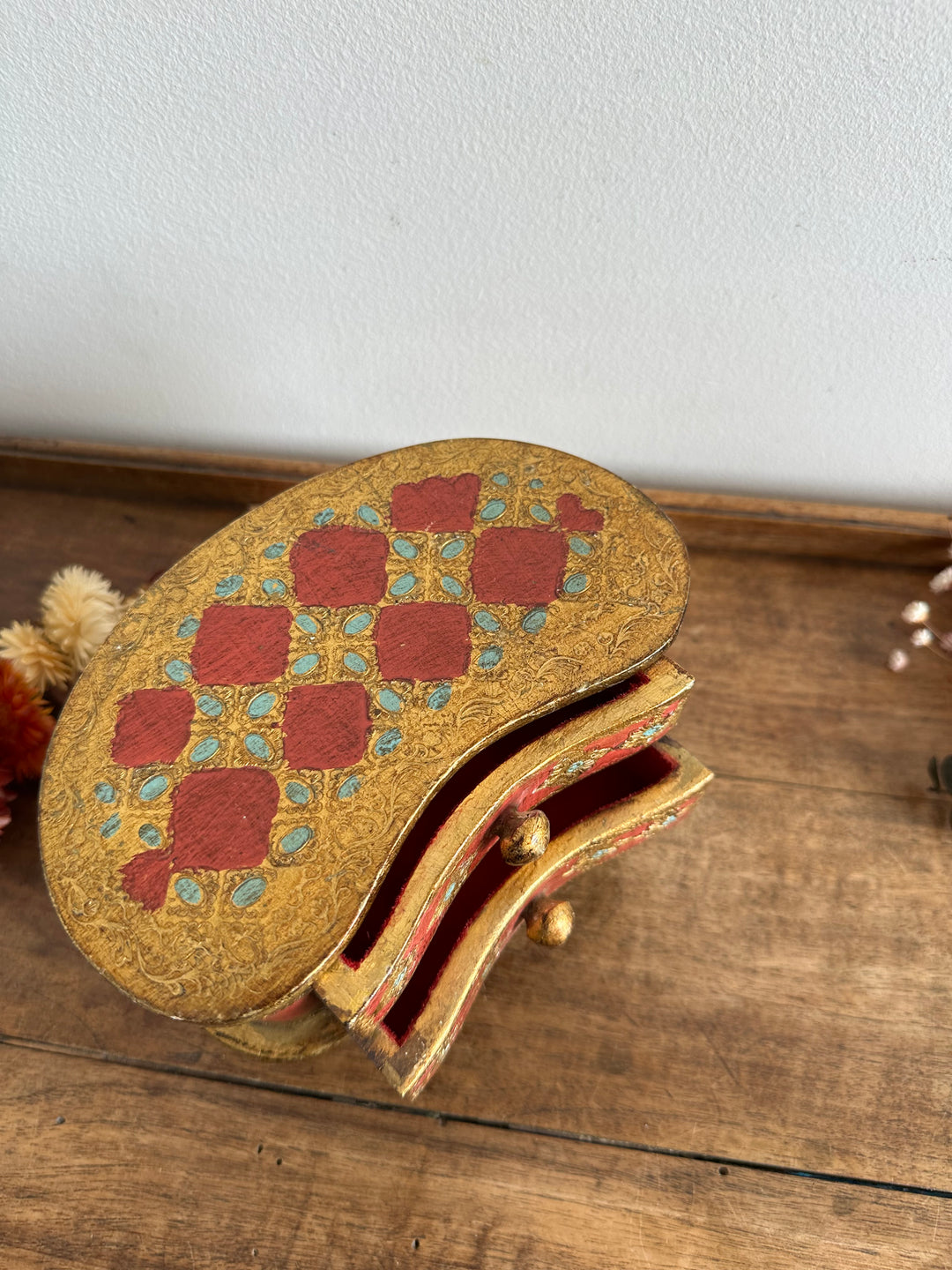 Coffre en demi lune style florentin rouge et or