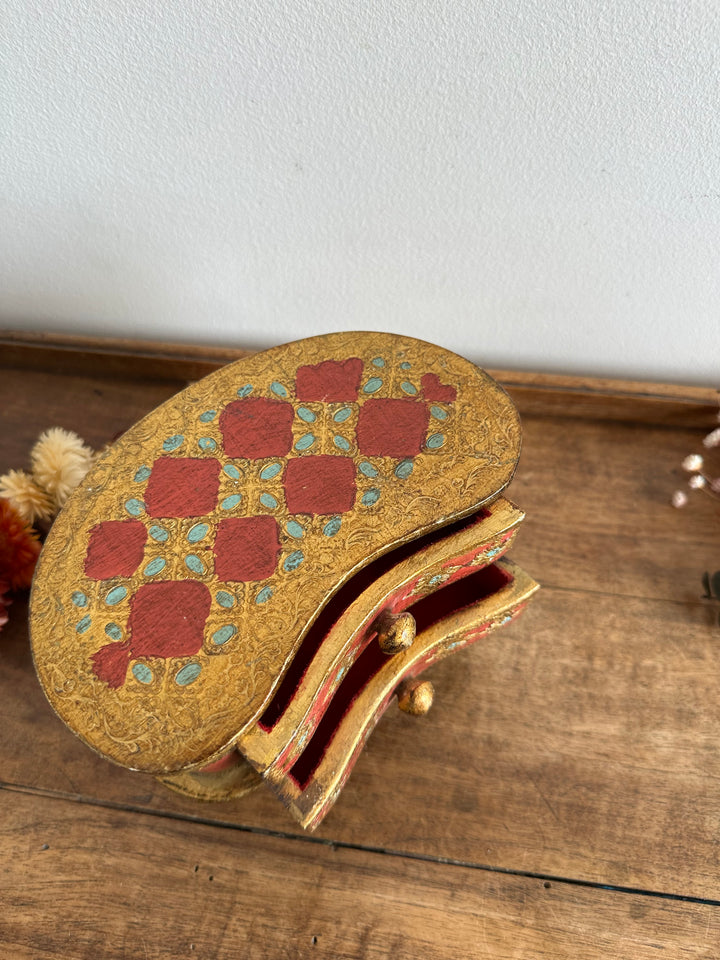 Coffre en demi lune style florentin rouge et or