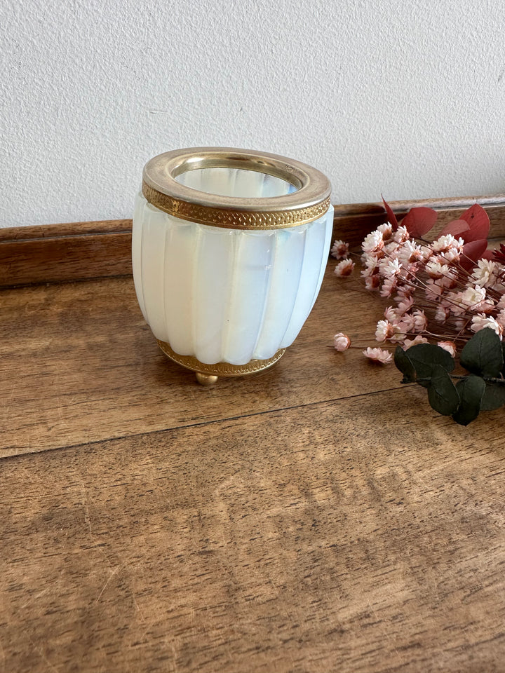 Pot en opaline cerclé de bronze doré