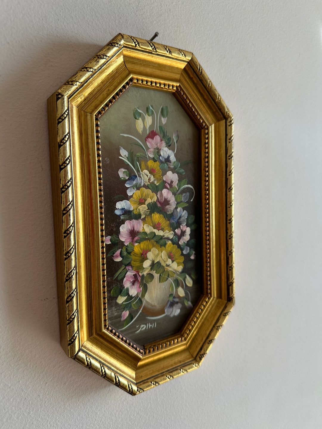 Peinture florale rose pâle signée dans cadre en bois hexagonal doré