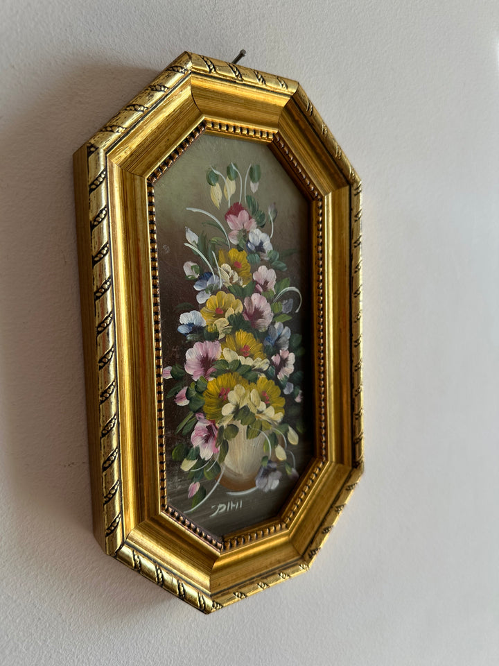 Peinture florale rose pâle signée dans cadre en bois hexagonal doré