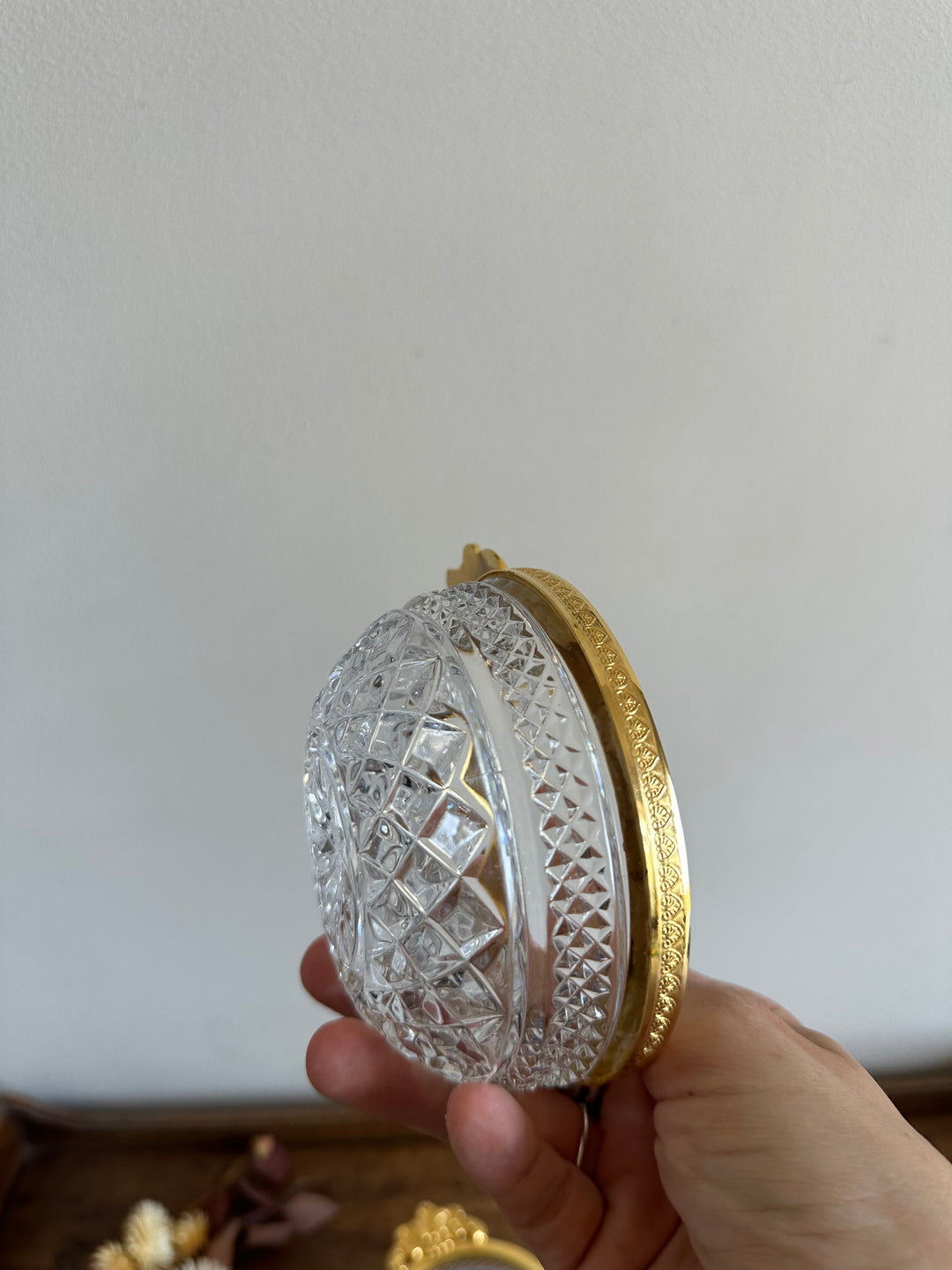 Coupelles en verre moulé cerclé de métal doré travaillé