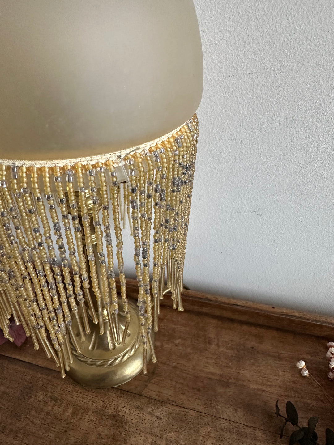 Lampe de chevet style Charleston globe orangé à perles années 70
