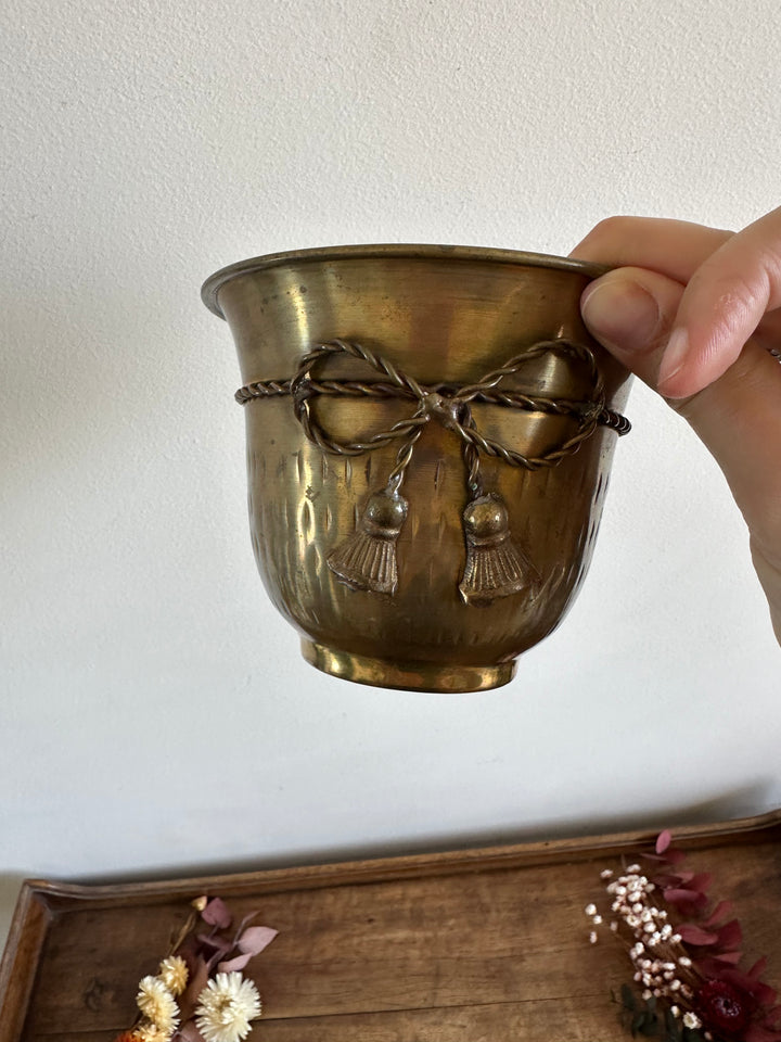 Pot en laiton orné d'un noeud en corde