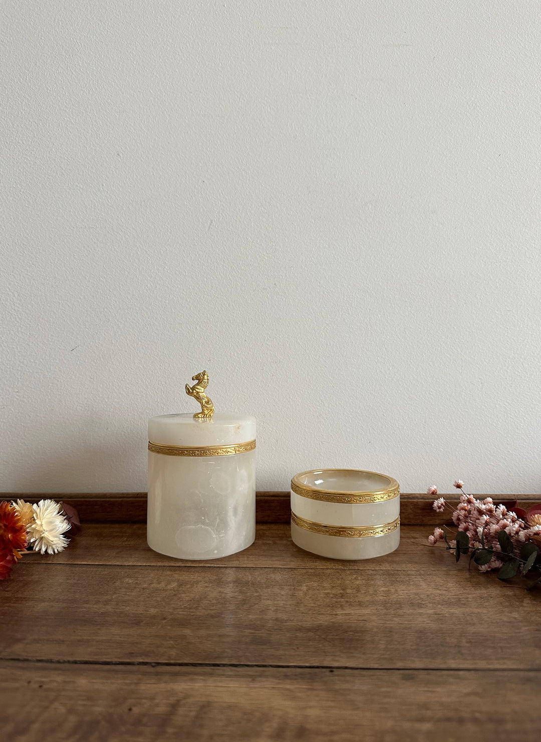 Pot en albâtre et bronze avec deux coupelles assorties