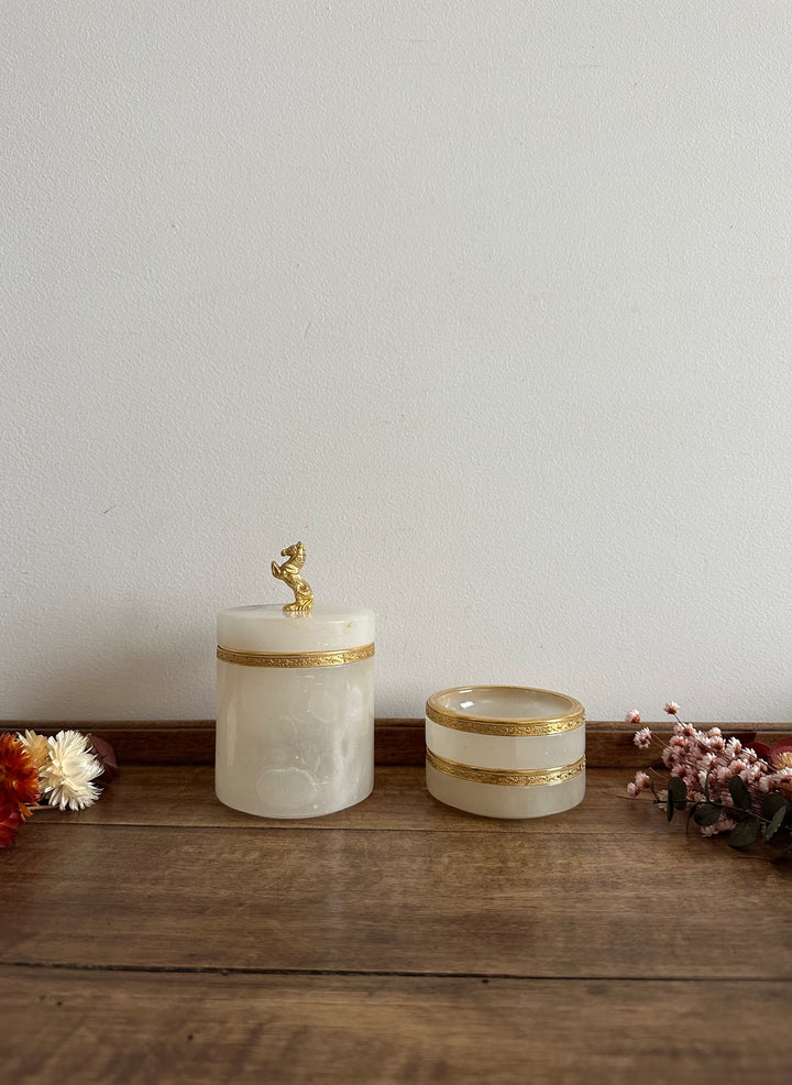 Pot en albâtre et bronze avec deux coupelles assorties