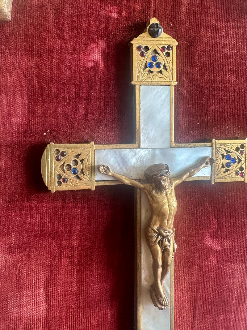 Crucifix en laiton et nacre encadré sur fond de velours rouge grenat