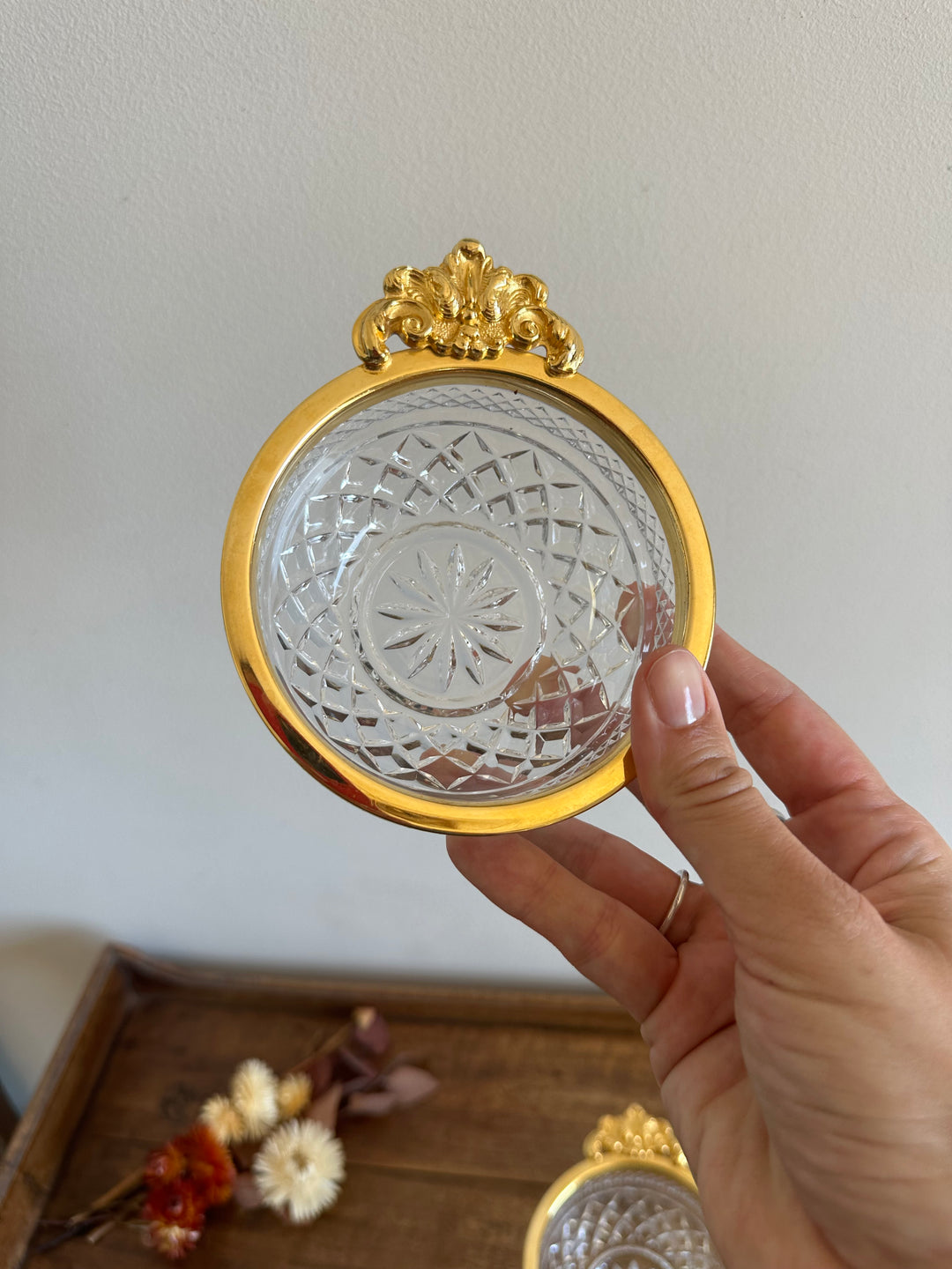 Coupelles en verre moulé cerclé de métal doré travaillé