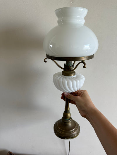 Lampe à pétrole électrifiée en opaline blanche taille XL