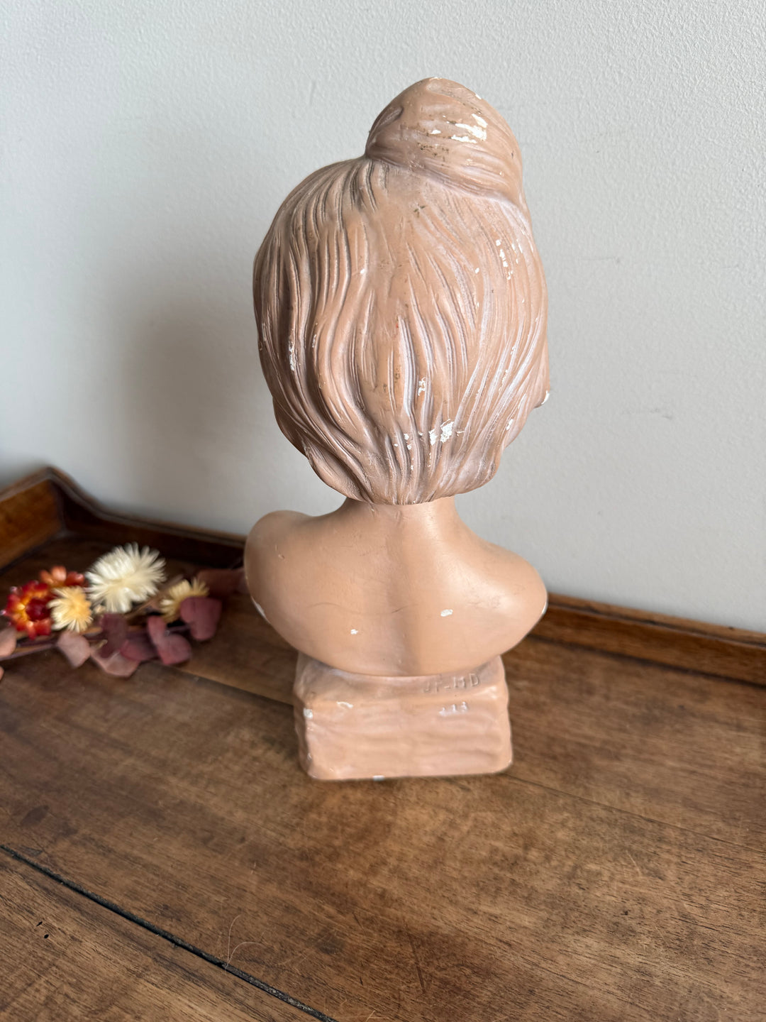 Buste jeune fille en platre rose