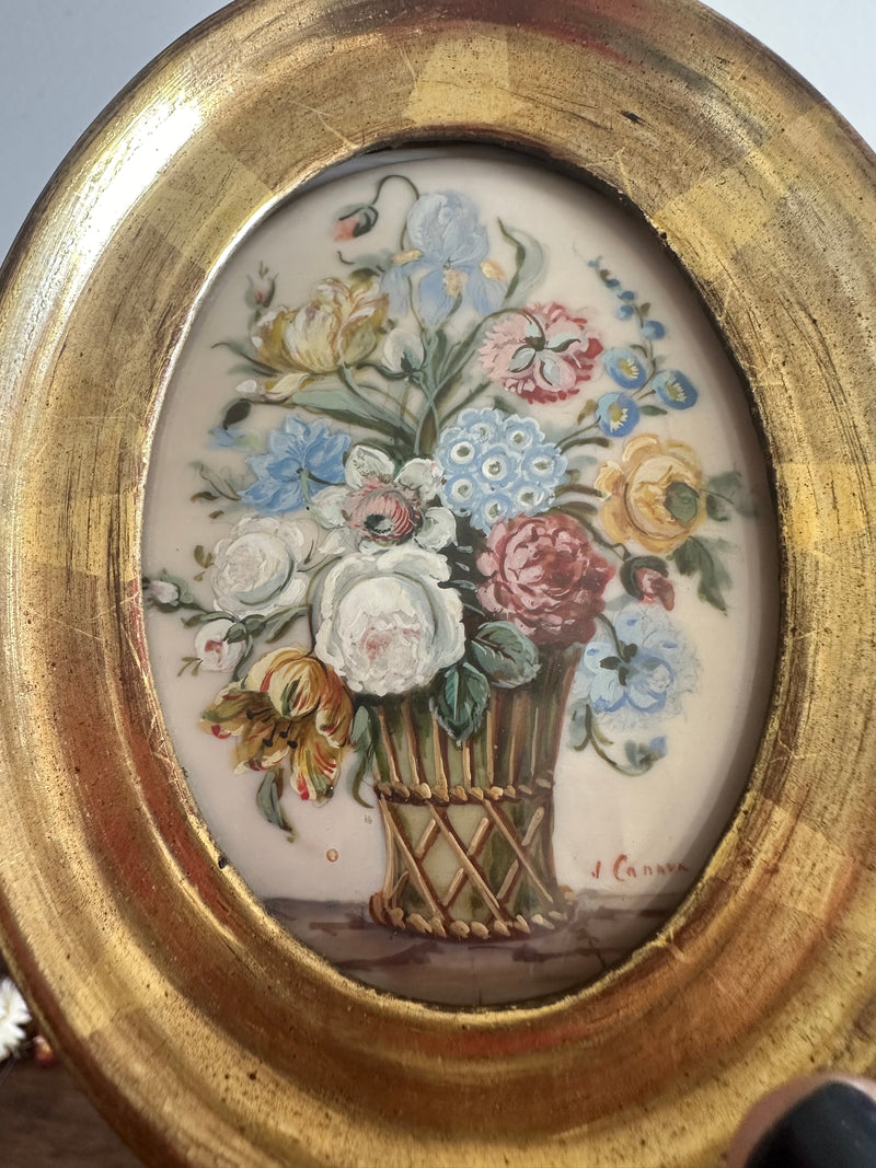 Bouquet de fleurs signé peint sur ivoire cadre ovale doré à la feuille d&