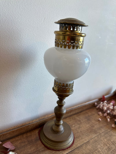 Lampe fine socle en laiton globe en opaline blanche