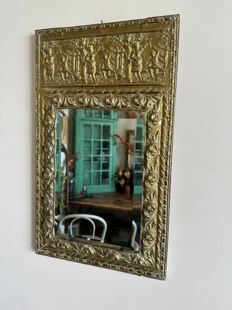 Miroir biseauté rectangulaire années 30 recouvert de laiton repoussé