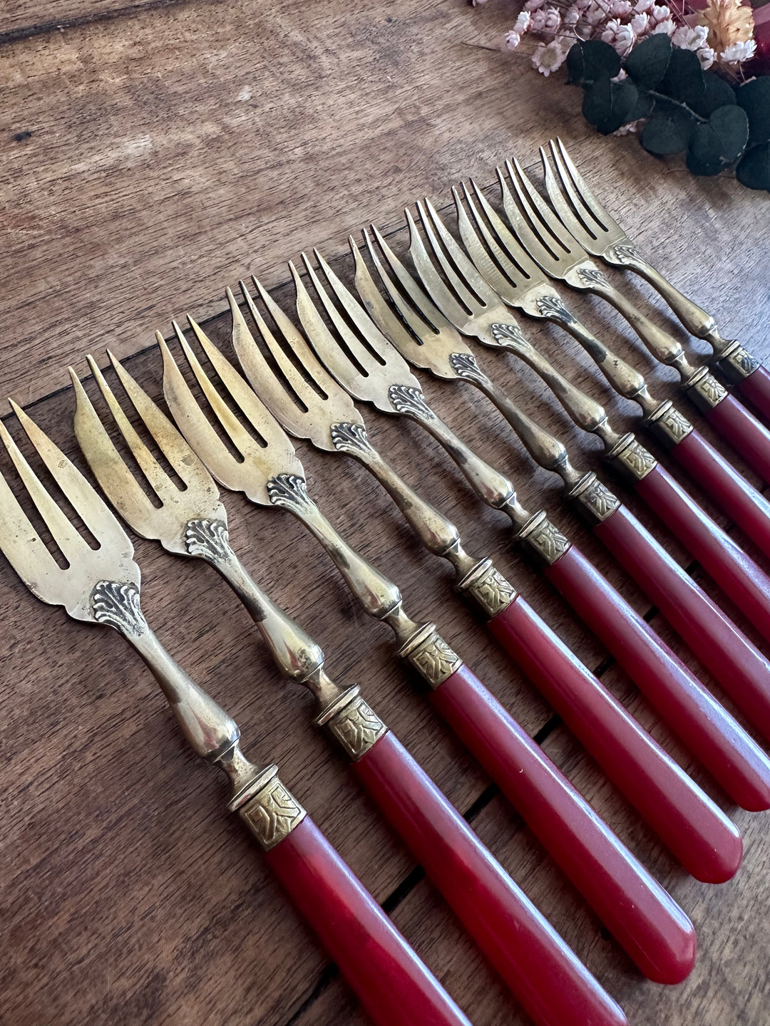 Fourchettes à dessert en bakélite rouge et vermeil