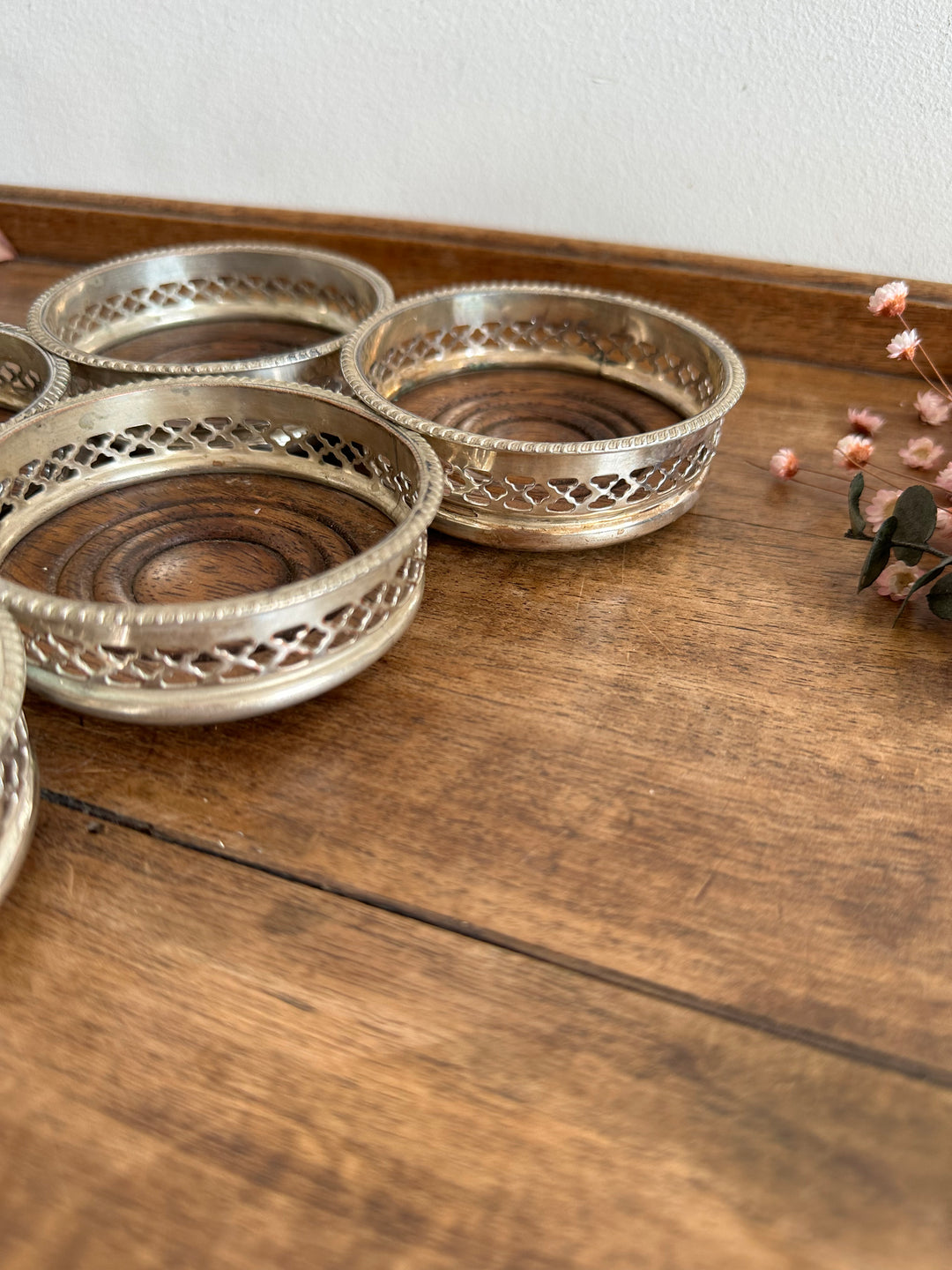 Sous-verres en bois cerclé de métal argenté