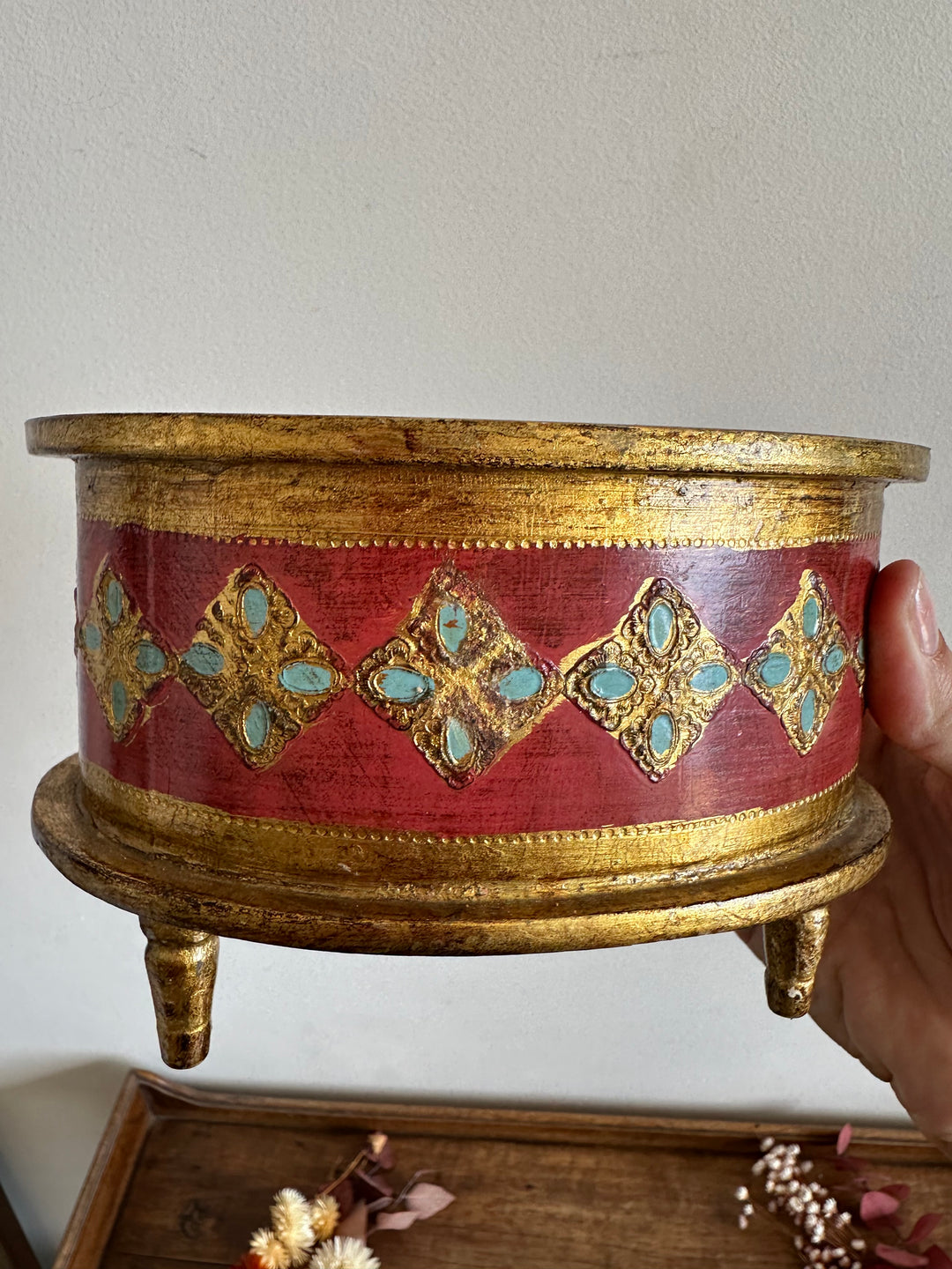 Coffre en demi lune style florentin rouge et or