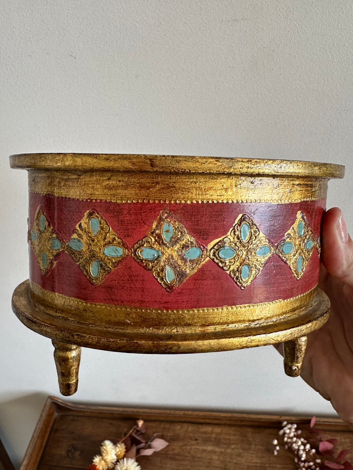 Coffre en demi lune style florentin rouge et or