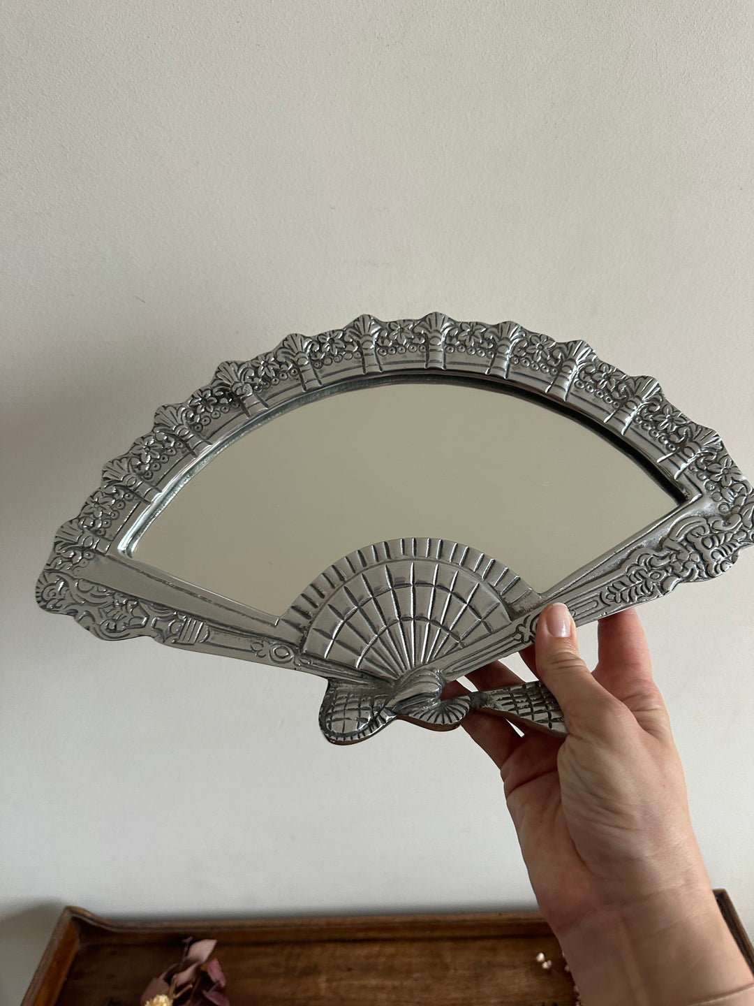 Miroir en forme d'éventail en étain années 80