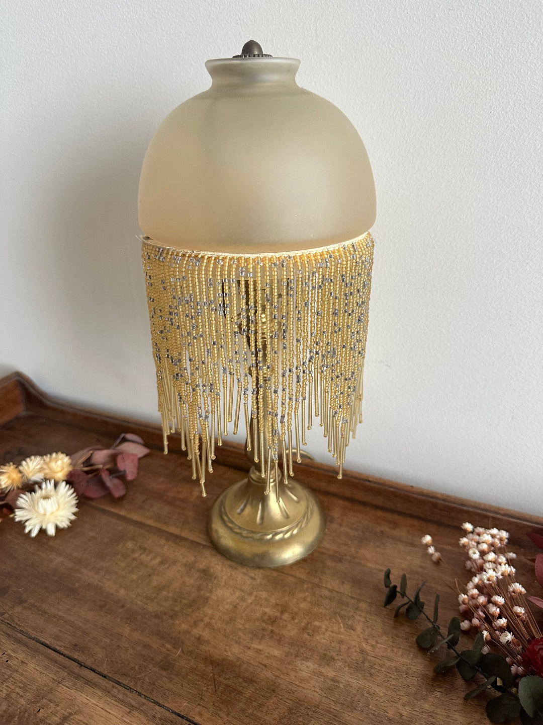 Lampe de chevet style Charleston globe orangé à perles années 70